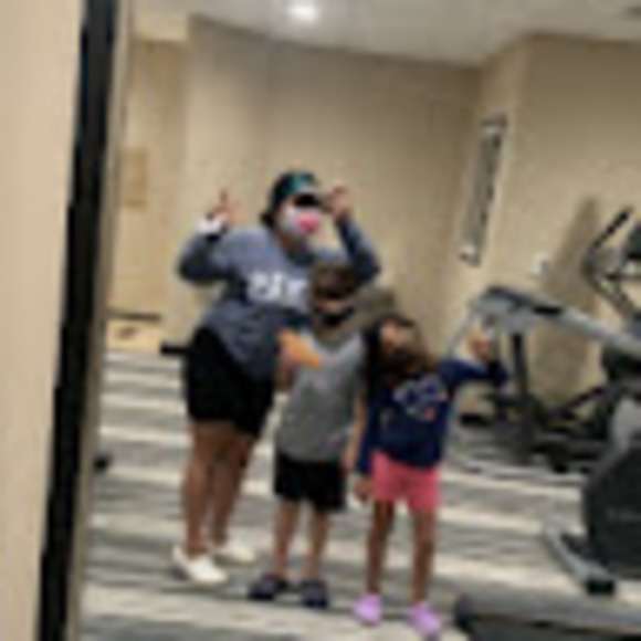 Meet your Posher, Steph - Picture 1 of 1